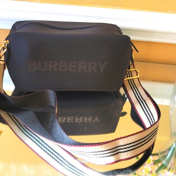 Burberry Pouch converted into to shoulder bag or cross body - Picture 3 of 11